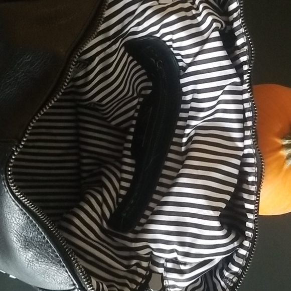 Black backpack - Picture 5 of 8